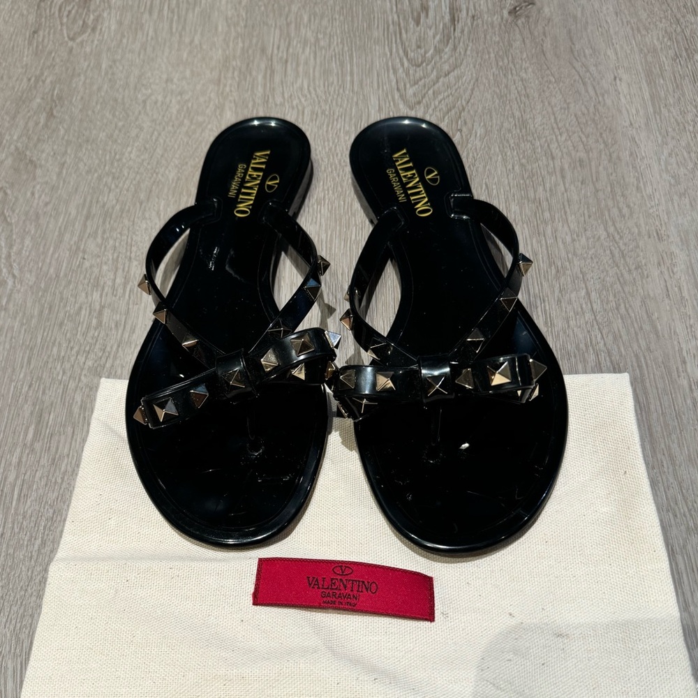 Valentino Garavani Rubber Rockstud Flip Flop in BLACK
